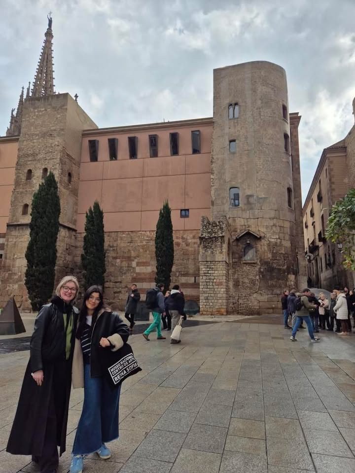 Estudiantes frente a la catedral de Barcelona
